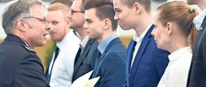 Neuzugänge. Diese Woche übergab Rainer Grieger, Präsident der Fachhochschule der Polizei in Oranienburg, Ernennungsurkunden an Polizeianwärter.