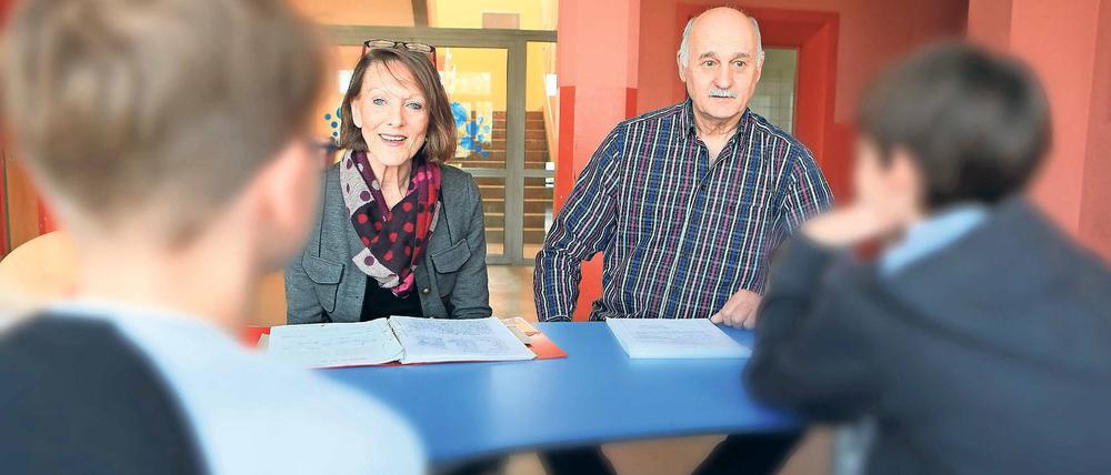 Konfliktlöser. Christel Klumps und Fritz Ballion helfen in der Karl-Foerster-Schule den Grundschulkindern dabei, eigene Lösungen für ihre Streitereien zu finden. Die Kinder können bei den beiden Mediatoren frei über ihre Probleme miteinander reden.