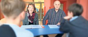Konfliktlöser. Christel Klumps und Fritz Ballion helfen in der Karl-Foerster-Schule den Grundschulkindern dabei, eigene Lösungen für ihre Streitereien zu finden. Die Kinder können bei den beiden Mediatoren frei über ihre Probleme miteinander reden.