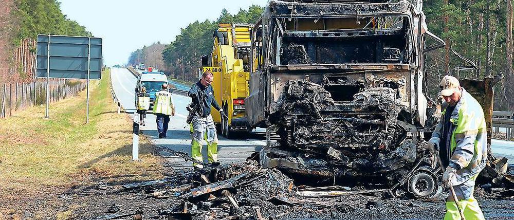 Ausgebranntes Fahrzeugwrack. Bei einem schweren Unfall auf der Autobahn 12 bei Fürstenwalde (Oder-Spree) kam am Mittwoch ein Mann ums Leben. Ein Lastwagen fuhr auf einen Pkw auf und schob ihn gegen einen vor ihm fahrenden Schwertransporter. Insgesamt starben gestern vier Menschen auf Brandenburgs Straßen.