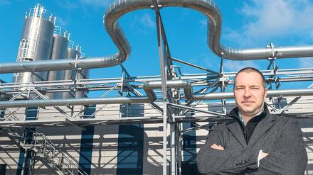 Expansion in den Westen. Betriebsleiter Robert Bednarek vom polnischen Unternehmen Grupa Azoty ATT Polymers GmbH steht vor der neuen Verpackungshalle in Guben. Für viele Unternehmen aus Polen und Tschechien ist auch Brandenburg als Standort oder Expansionsziel attraktiv.