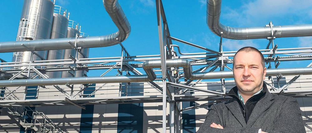 Expansion in den Westen. Betriebsleiter Robert Bednarek vom polnischen Unternehmen Grupa Azoty ATT Polymers GmbH steht vor der neuen Verpackungshalle in Guben. Für viele Unternehmen aus Polen und Tschechien ist auch Brandenburg als Standort oder Expansionsziel attraktiv.