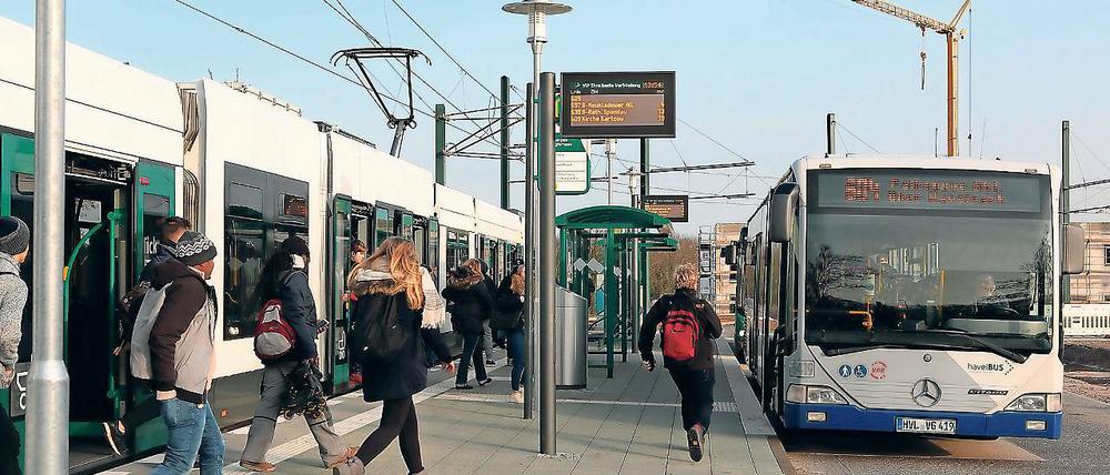 Streitpunkt. Dass Buslinien aus dem Norden am Jungfernsee enden, gefällt vielen nicht. Andere würden dort gern umsteigen, können aber nicht.