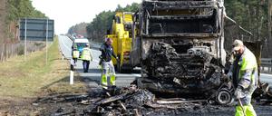 Blick auf die Unfallstelle auf der Autobahn 12. Bei einem schweren Verkehrsunfall auf der Autobahn 12 bei Fürstenwalde ist ein Mensch ums Leben gekommen. Ein Lastwagen fuhr auf einen Pkw auf und schob ihn gegen einen vor ihm fahrenden Schwertransporter.