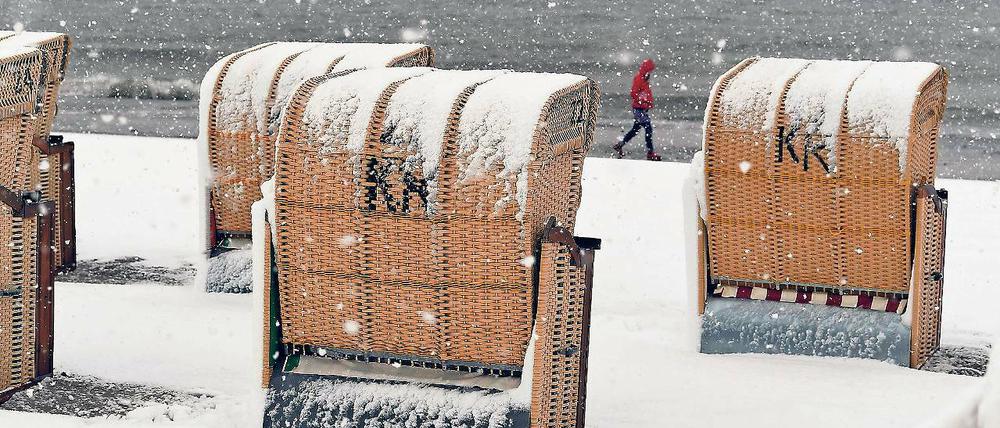 Märzwinter. Österliches Schneetreiben am Ostseestrand.