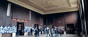 Dunkelbraun getüncht. Die Lincrustatapeten im alten Offizierskasino wurden von den Sowjets gefärbt. Was aus dem Casion wird, ist unklar.