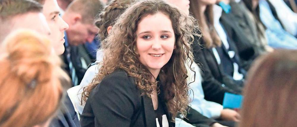 Große Freude. Die Anwärterin für den gehobenen Polizeidienst, Celina Knop, nahm am Dienstag in der Fachhochschule der Polizei in Oranienburg mit ihren Kommilitonen ihre Ernennungsurkunde entgegen.
