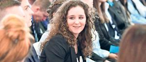 Große Freude. Die Anwärterin für den gehobenen Polizeidienst, Celina Knop, nahm am Dienstag in der Fachhochschule der Polizei in Oranienburg mit ihren Kommilitonen ihre Ernennungsurkunde entgegen.