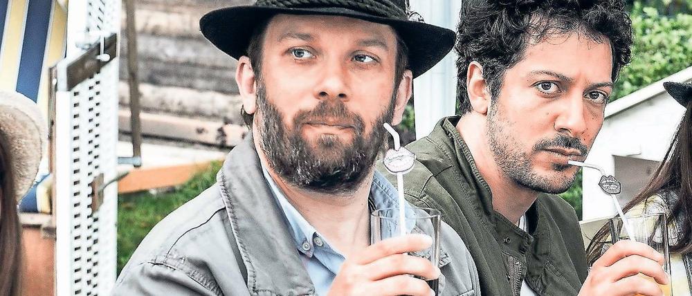 Bleiben lieber sitzen. Christian Ulmen und Buddy Fahri Yardim spielen in „Jerks“ sich selbst. Die zweite Staffel geht heute online. Sie stolpern von einer Peinlichkeit in die nächste – in der aktuellen Staffel blamieren sie sich mit jugendlichem Getue auf einer Teenager-Geburtstagsparty.