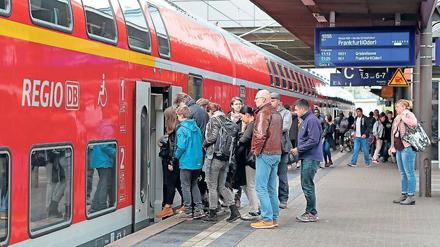 Pendlerstadt. 47 800 Menschen pendeln zum Arbeiten nach Potsdam, 32 000 fahren beruflich aus der Stadt heraus.