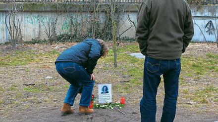Trauer. Ein Bild und Blumen erinnern an dem Weg zwischen dem Berliner Bahnhof Zoo und dem Restaurant „Schleusenkrug“ im Tiergarten an Susanne Fontaine. Immer wieder schauen auch Freunde und Bekannte der ermordeten Kunsthistorikerin vorbei.