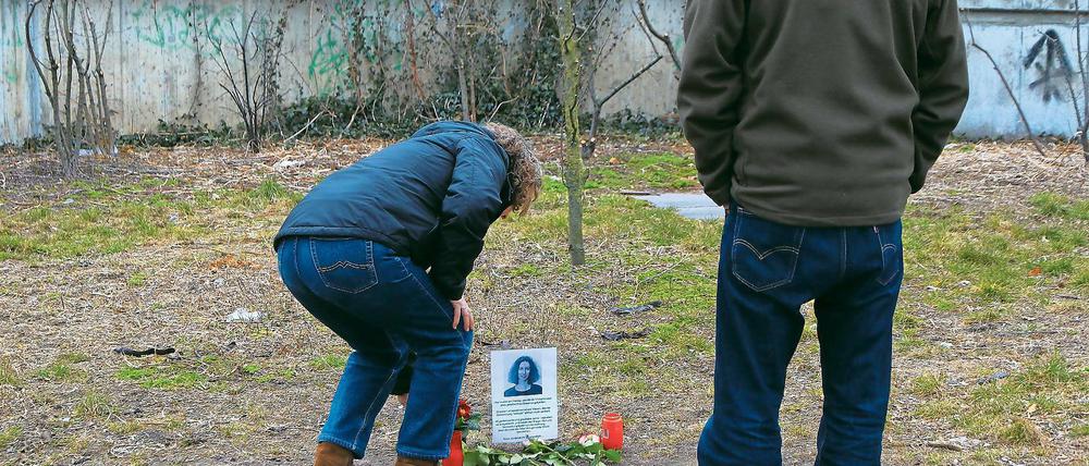 Trauer. Ein Bild und Blumen erinnern an dem Weg zwischen dem Berliner Bahnhof Zoo und dem Restaurant „Schleusenkrug“ im Tiergarten an Susanne Fontaine. Immer wieder schauen auch Freunde und Bekannte der ermordeten Kunsthistorikerin vorbei.