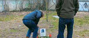 Trauer. Ein Bild und Blumen erinnern an dem Weg zwischen dem Berliner Bahnhof Zoo und dem Restaurant „Schleusenkrug“ im Tiergarten an Susanne Fontaine. Immer wieder schauen auch Freunde und Bekannte der ermordeten Kunsthistorikerin vorbei.