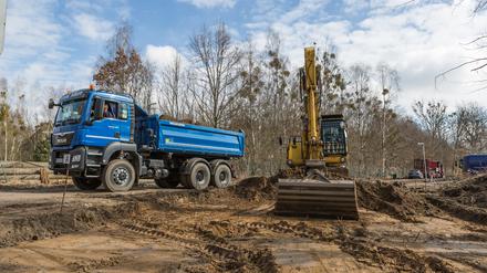 Jetzt geht's los: Seit Dienstag wird in krampnitz gebaggert. Zunächst wird für die Baustellenlogistik eine Straße gebaut.