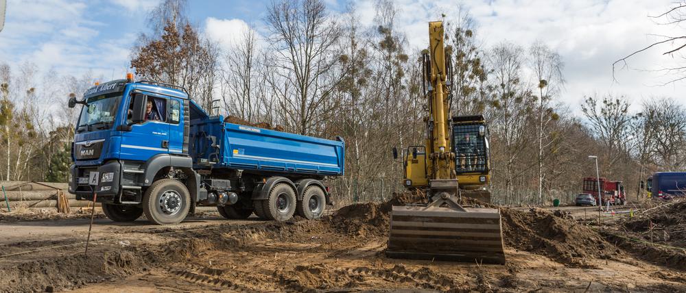 Jetzt geht's los: Seit Dienstag wird in krampnitz gebaggert. Zunächst wird für die Baustellenlogistik eine Straße gebaut.