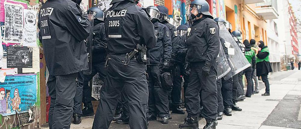 Gesperrt. Hundertschaften waren am Donnerstag in der Rigaer Straße.