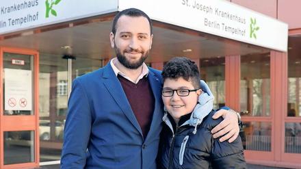 Sie geben nicht auf. Abdul Hamid hofft weiter, dass seinem kleinen Bruder Amr doch noch geholfen werden kann. Dessen Organe sind durch einen Nabelbruch teilweise ungeschützt. Eine Operation in der Schweiz könnte helfen, die Ärzte in Berlin halten den Eingriff für zu riskant.