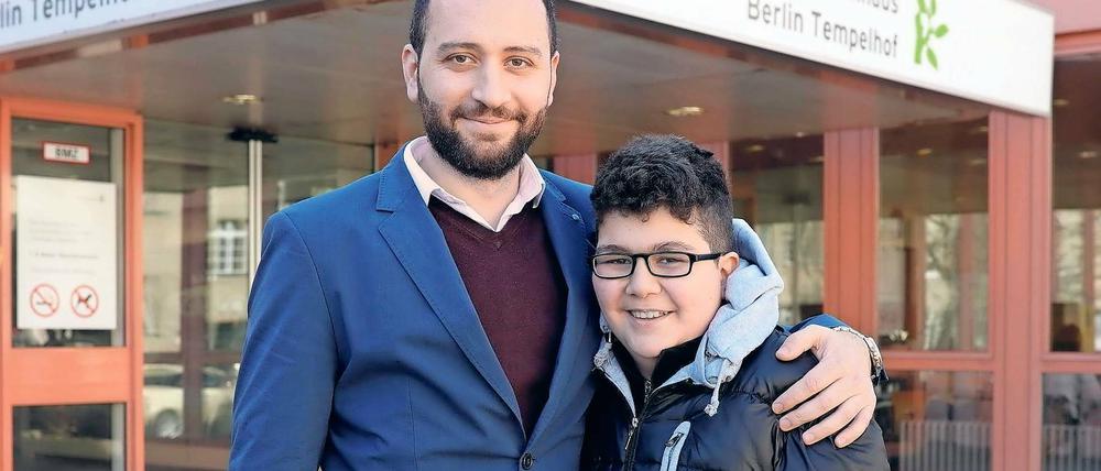 Sie geben nicht auf. Abdul Hamid hofft weiter, dass seinem kleinen Bruder Amr doch noch geholfen werden kann. Dessen Organe sind durch einen Nabelbruch teilweise ungeschützt. Eine Operation in der Schweiz könnte helfen, die Ärzte in Berlin halten den Eingriff für zu riskant.