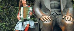 Komm hinterm Ofen vor! AnniKa von Trier besingt Karl Marx.