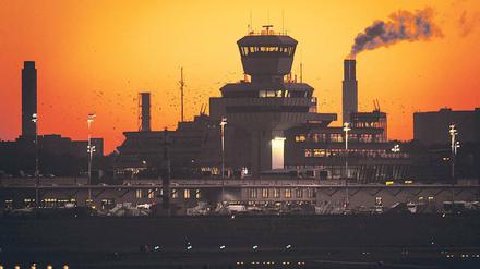 Tegel – quo vadis? Auch nach dem jüngsten Senatsbeschluss geht das Ringen um die Zukunft des Flughafens erbittert weiter. Die Opposition will den Volksentscheid für eine Offenhaltung unbedingt umsetzen, aus Sicht des Senats ist dies unrealistisch.