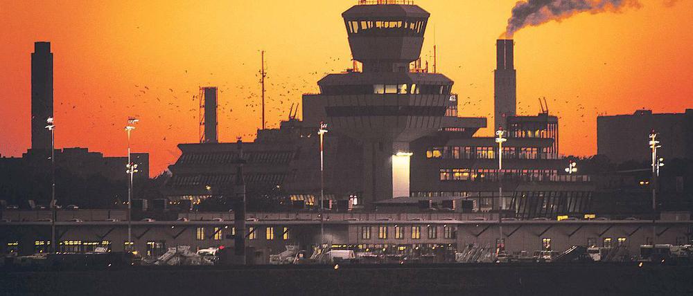 Tegel – quo vadis? Auch nach dem jüngsten Senatsbeschluss geht das Ringen um die Zukunft des Flughafens erbittert weiter. Die Opposition will den Volksentscheid für eine Offenhaltung unbedingt umsetzen, aus Sicht des Senats ist dies unrealistisch.