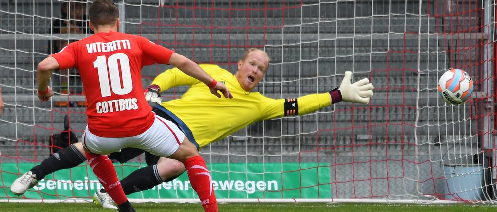 Pokalfinale 2017: Der Cottbuser Fabio Viteriti (10) erzielt mit einem 11 Meter das 2:0. Torwart Robert Petereit hat keine Chance.