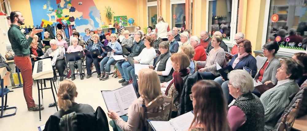 Singfreude und Geselligkeit. Die 62 Mitglieder des gemischten Chors Glindow proben jeden Montagabend in einem Klassenzimmer der Grundschule Glindow. Ein paar von ihnen sind schon seit über 40 Jahren dabei, andere haben sich der Truppe erst vor ein paar Monaten angeschlossen.