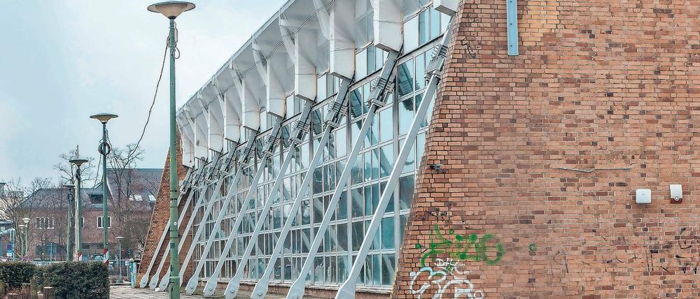 Abschiedsfoto. Die alte Schwimmhalle am Brauhausberg wird abgerissen. Bis zum Spätherbst soll das Gelände beräumt sein. Danach wird es verkauft. Die Entscheidung über den Käufer soll im April fallen.
