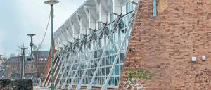 Abschiedsfoto. Die alte Schwimmhalle am Brauhausberg wird abgerissen. Bis zum Spätherbst soll das Gelände beräumt sein. Danach wird es verkauft. Die Entscheidung über den Käufer soll im April fallen.