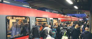 Wer zu spät kommt ... Zu den Stoßzeiten ist in der wichtigsten Pendler-Bahn in der Haupstadtregion, dem RE1, oftmals Stehen angesagt.