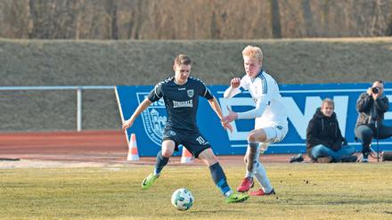 Er war Vorbereiter und Vollstrecker. Manuel Hoffmann (l.) war an beiden Toren für den SVB beteiligt. Der erst 18-jährige Tim Schultka (r.) machte für den MSV Neuruppin eine starke Partie.