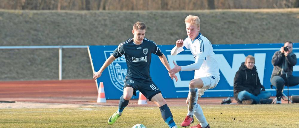 Er war Vorbereiter und Vollstrecker. Manuel Hoffmann (l.) war an beiden Toren für den SVB beteiligt. Der erst 18-jährige Tim Schultka (r.) machte für den MSV Neuruppin eine starke Partie.