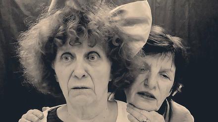 Schwestern. Gespielt von Gudrun Libnau und Barbara Schaffernicht.