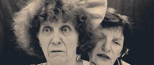 Schwestern. Gespielt von Gudrun Libnau und Barbara Schaffernicht.