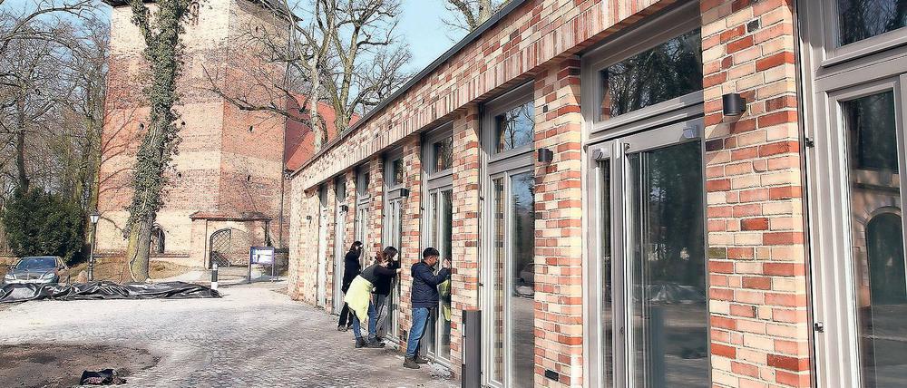 Neugierige Blicke. Der Kirchenneubau in Kleinmachnow ist fast fertig. Am Ostersonntag wird er in einem Gottesdienst im Beisein von Bischof Markus Dröge geweiht, der Höhepunkt des diesjährigen Osterfestes in der Region. Neben den klassischen Feuern gibt es zu den Feiertagen aber auch Konzerte oder Wanderungen.