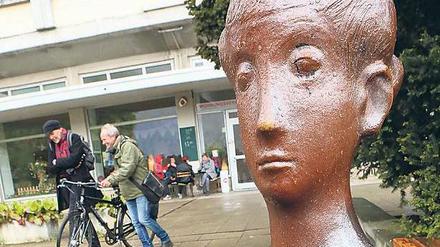 Vorbei. „Sitzendes Mädchen“ noch im Staudenhof, der jetzt Baustelle ist.
