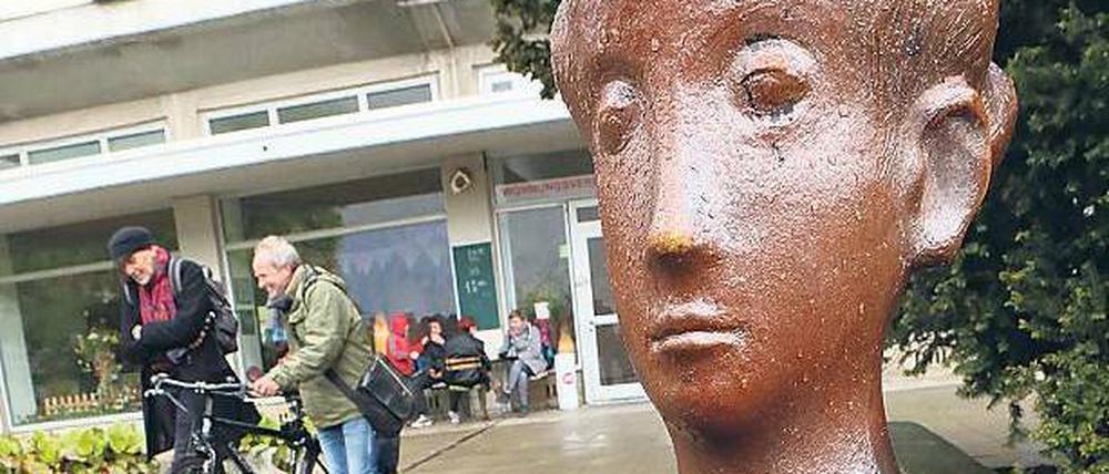 Vorbei. „Sitzendes Mädchen“ noch im Staudenhof, der jetzt Baustelle ist.