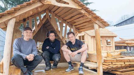 Mit Seele und Säge. Wildholz-Chef Kai Meyer (l.) mit seinen Mitarbeitern Felix Riemer und Fridolin Kühn (v.l.) in einem Spielplatzhäuschen, an dem sie aktuell arbeiten. Ihre Auftraggeber sind vor allem Schulen und Kitas, aber auch private Haushalte.