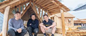 Mit Seele und Säge. Wildholz-Chef Kai Meyer (l.) mit seinen Mitarbeitern Felix Riemer und Fridolin Kühn (v.l.) in einem Spielplatzhäuschen, an dem sie aktuell arbeiten. Ihre Auftraggeber sind vor allem Schulen und Kitas, aber auch private Haushalte.