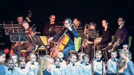 Konstante im Hintergrund. Begleitet von Musikern der Kammerakademie schufen rund 380 Kinder der Drewitzer Grundschule „Am Priesterweg“ einen eigenen „Elias“.