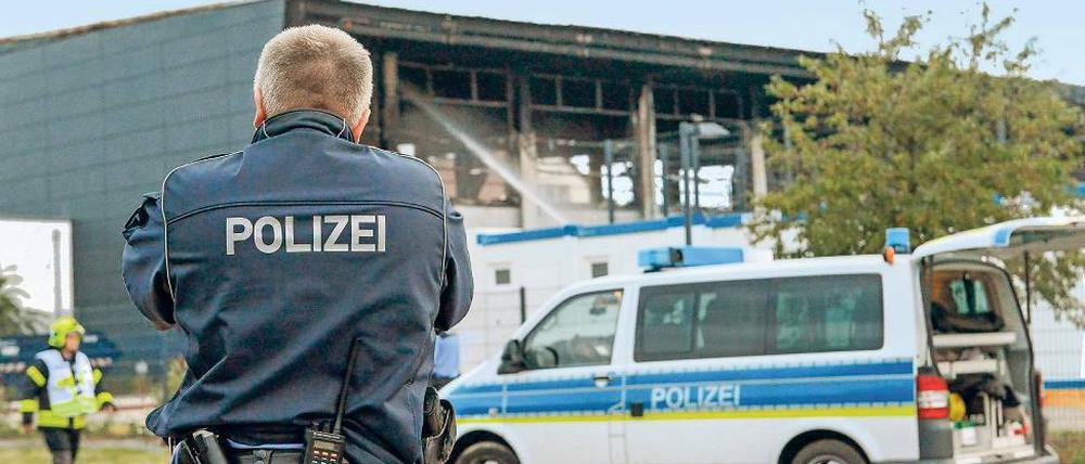 Abgefackelt. Im August 2015 steckten Neonazis eine Sporthalle in Nauen (Havelland) in Brand, die als Flüchtlingsunterkunft dienen sollte. 2017 wurden sie verurteilt.