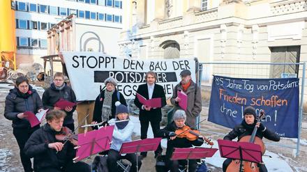 Musik gegen den Wiederaufbau. Am gestrigen 85. Jahrestag des „Tags von Potsdam“ protestierten einige Gegner mit Musik an der Garnisonkirchenbaustelle und später im Hauptbahnhof. Weil die Aktion unangemeldet war, ermittelt nun die Polizei.