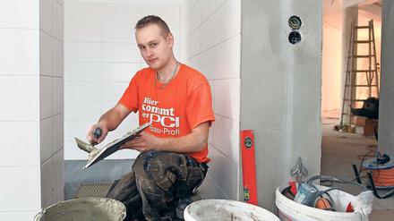 Fachkräftemangel. Der polnische Fliesenlegergeselle Robert Korte hat bei einem deutschen Fliesenleger sein Handwerk gelernt und ist nun dort als Geselle angestellt. Brandenburger Firmen finden oft keine geeigneten Azubis mehr und suchen deshalb auch im Ausland Bewerber.