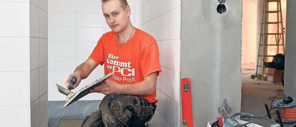 Fachkräftemangel. Der polnische Fliesenlegergeselle Robert Korte hat bei einem deutschen Fliesenleger sein Handwerk gelernt und ist nun dort als Geselle angestellt. Brandenburger Firmen finden oft keine geeigneten Azubis mehr und suchen deshalb auch im Ausland Bewerber.
