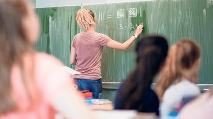 Lehrermangel. In Brandenburg gehen, wie in allen anderen Bundesländern, viele Lehrer in den Ruhestand. An der Universität Potsdam wurden über Jahre nicht genug neue Lehrer ausgebildet, um den künftigen Bedarf decken zu können. Die einzige Lösung: Bewerber aus anderen Berufen, die zum Pädagogen umsatteln möchten.