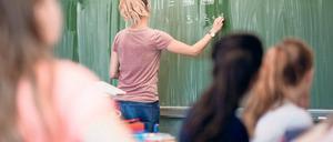 Lehrermangel. In Brandenburg gehen, wie in allen anderen Bundesländern, viele Lehrer in den Ruhestand. An der Universität Potsdam wurden über Jahre nicht genug neue Lehrer ausgebildet, um den künftigen Bedarf decken zu können. Die einzige Lösung: Bewerber aus anderen Berufen, die zum Pädagogen umsatteln möchten.