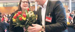 Damenwahl. Anja Mayer wird als neue Landesvorsitzende der Linken von Vorgänger Christian Görke beglückwünscht. Diana Golze, die mit Mayer eine Doppelspitze bildet, konnte wegen einer Operation beim Parteitag nicht dabei sein.