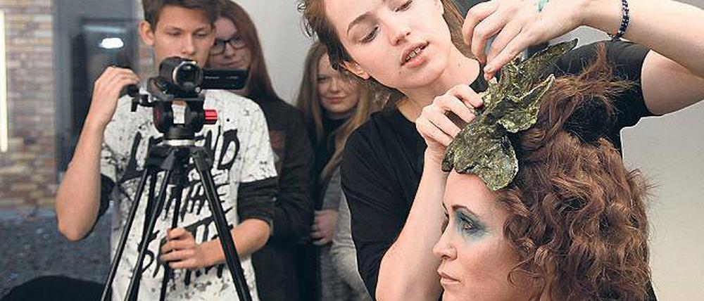 Vor der Linse. Auch Schauspielerin Anja Kling wird interviewt.