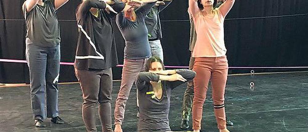 Zueinanderfinden. Acht Frauen bilden die Gruppe Pangea. Sie sind an der unheilbaren Nervenkrankheit Multiple Sklerose erkrankt und haben ihre Angst durch Kreativität ersetzt.