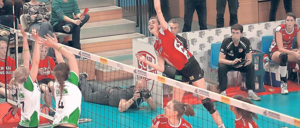 Es entlädt sich. Potsdams Top-Angreiferin Marta Drpa kann energiegeladen und explosiv schmettern wie kaum eine andere Spielerin der Liga.